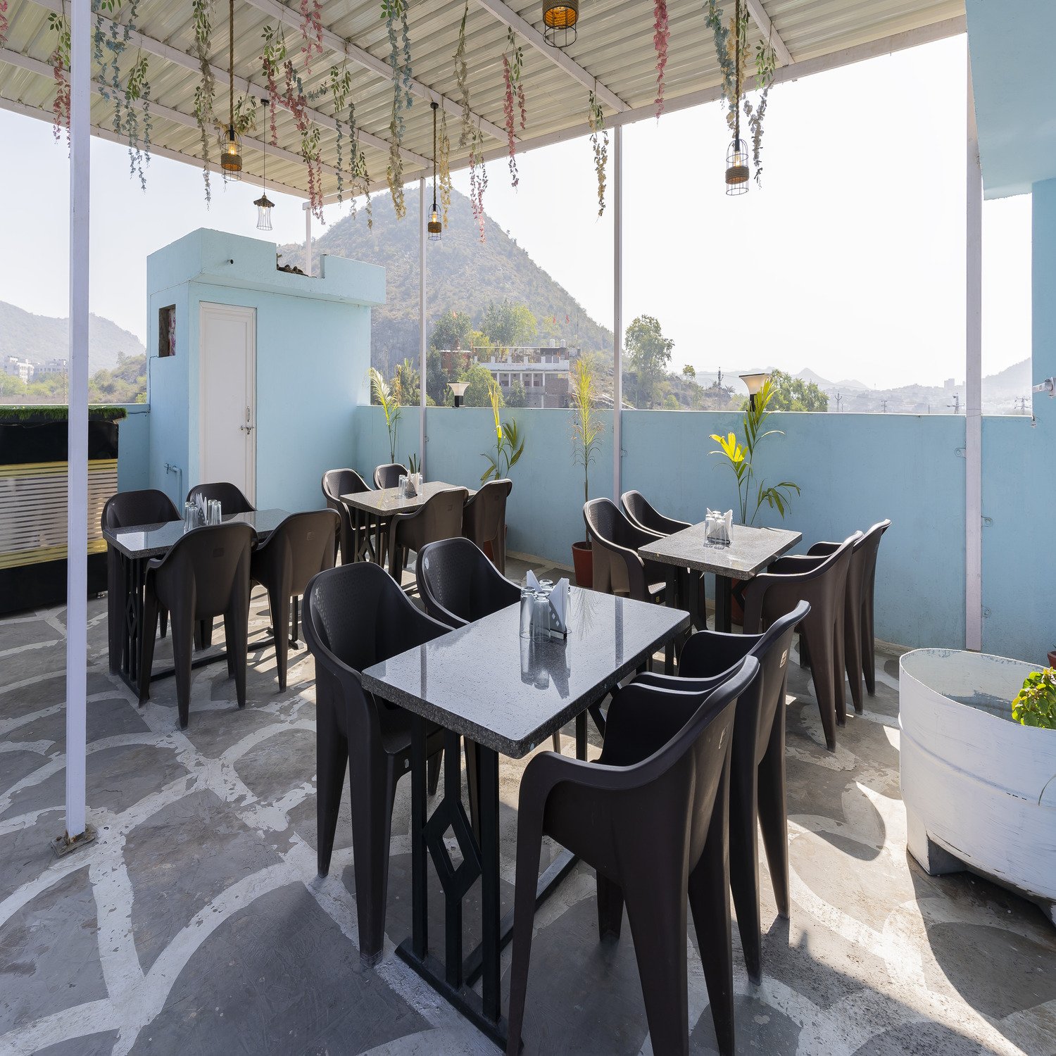 Hotel Laakhan & Restaurant